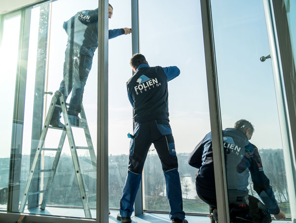 Unsere Profis montieren die Splitterschutzfolien in Hamburg