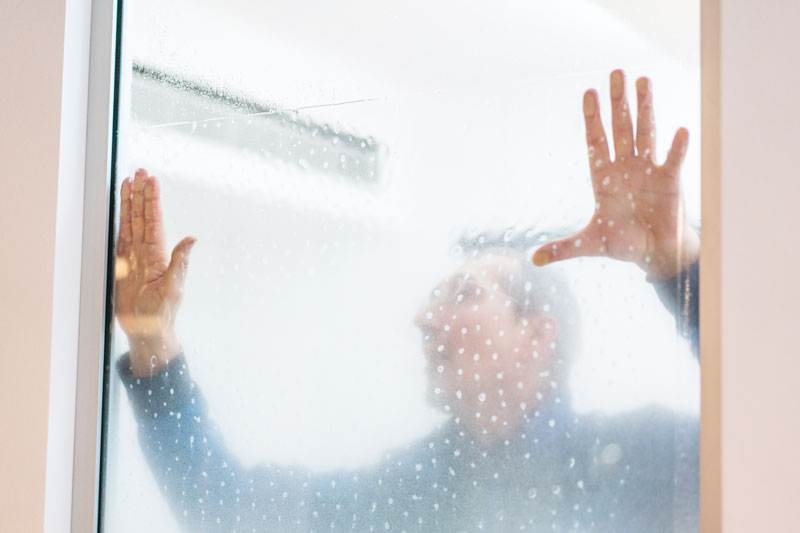 Milchglasfolie zum Sichtschutz wird vom Experten angebracht