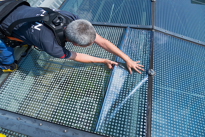 UV-Schutzfolie wird montiert.